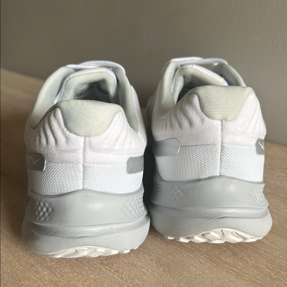 Nike quest 5 women’s sporty, comfortable, white running sneakers size 9 - Picture 4 of 14